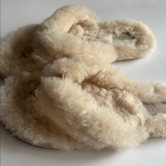 UGG Fluffy Flip Flop Sandal Slippers… - Picture 8 of 8